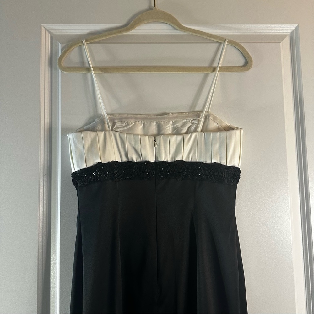 JS Collections Black & White Pleated Bodice Formal Gown Women’s Size 4 - Picture 6 of 16